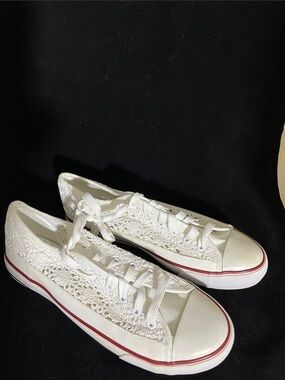New White Lace Low-Top Women's Sneakers - Casual Canvas Style